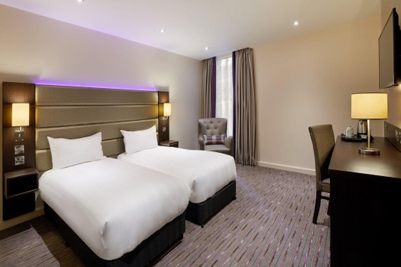 Premier Inn Woking Town Centre Esterno foto
