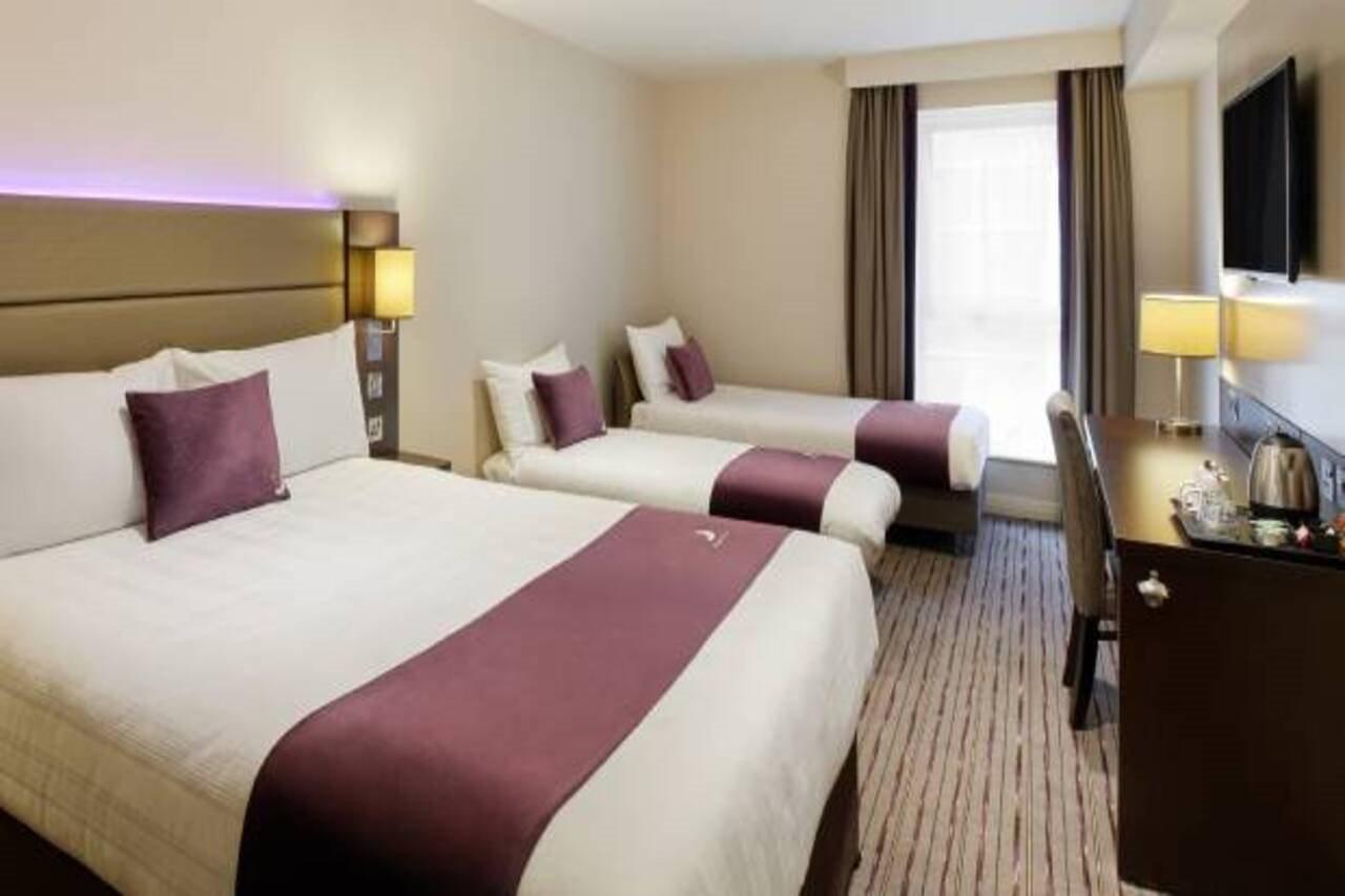 Premier Inn Woking Town Centre Esterno foto
