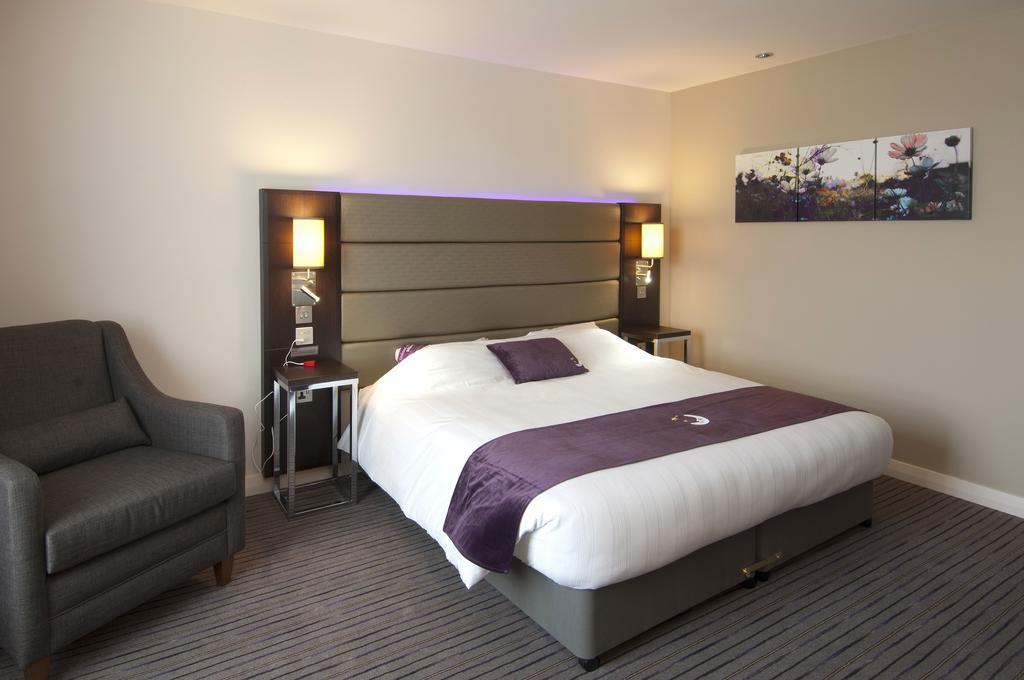 Premier Inn Woking Town Centre Esterno foto