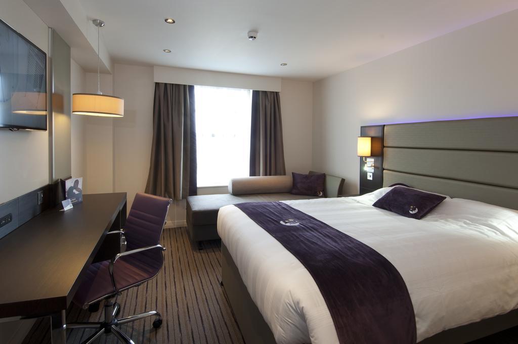 Premier Inn Woking Town Centre Esterno foto