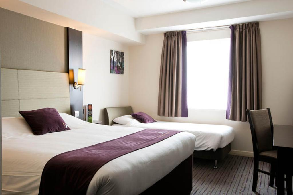 Premier Inn Woking Town Centre Esterno foto