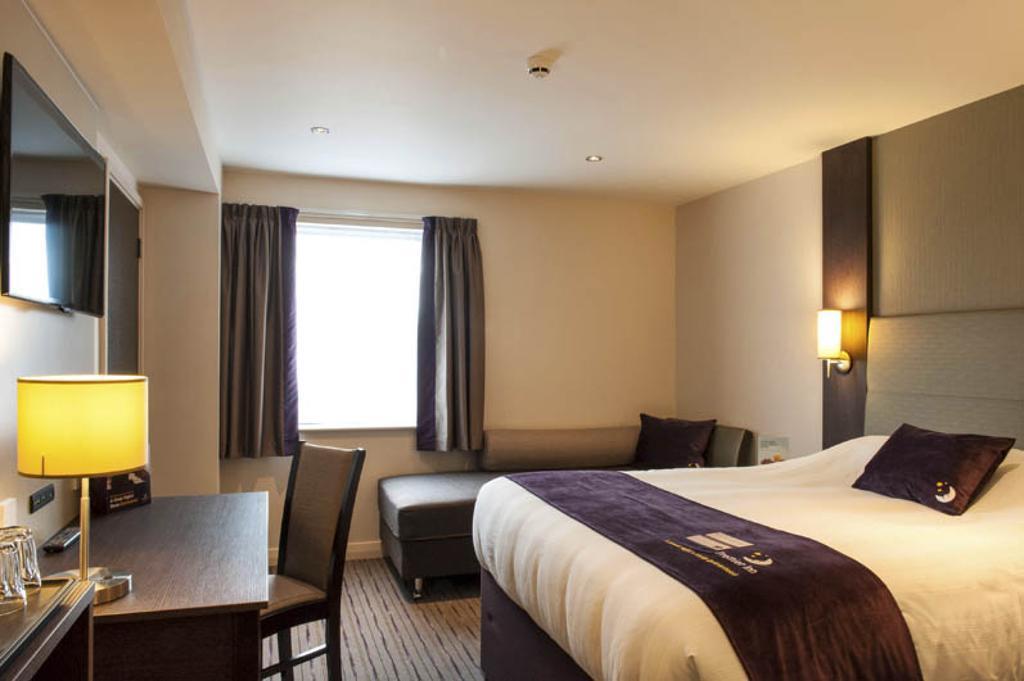 Premier Inn Woking Town Centre Camera foto