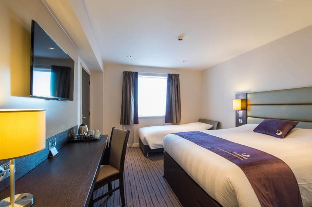 Premier Inn Woking Town Centre Esterno foto