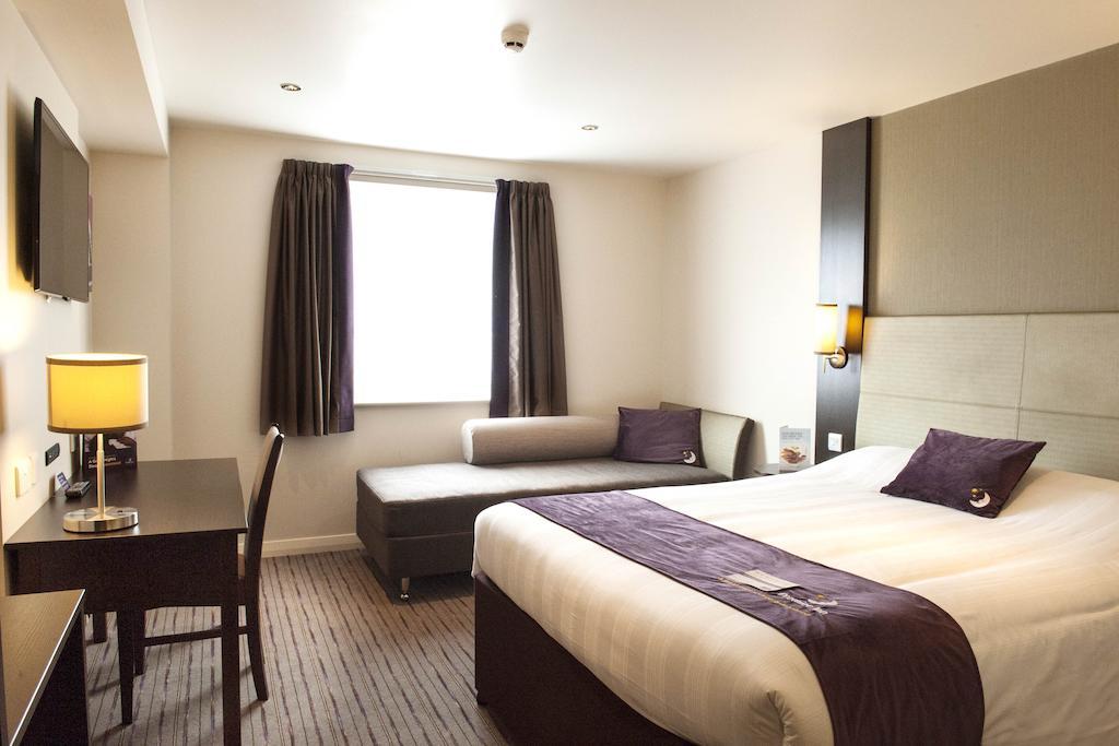 Premier Inn Woking Town Centre Camera foto