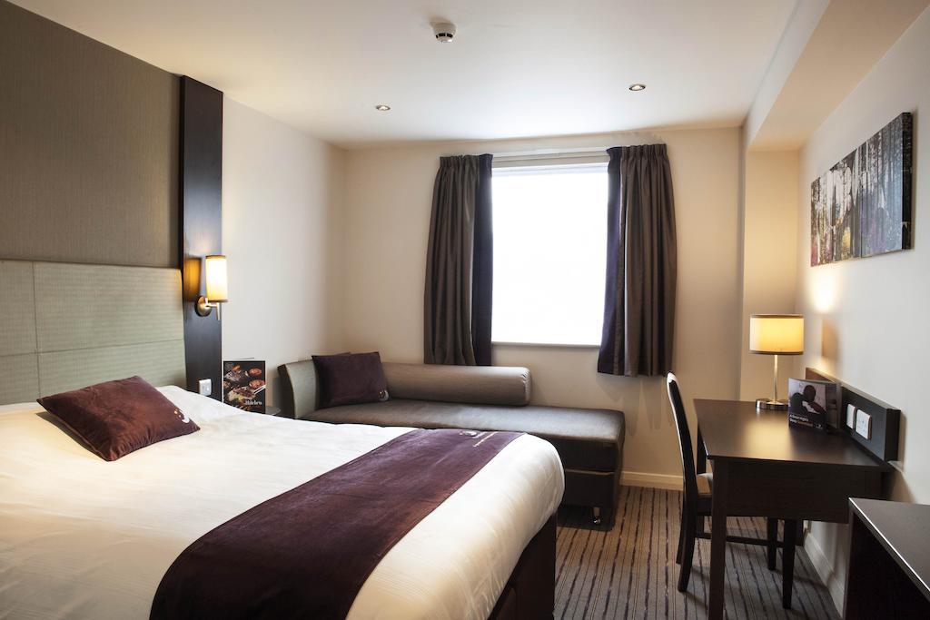 Premier Inn Woking Town Centre Camera foto