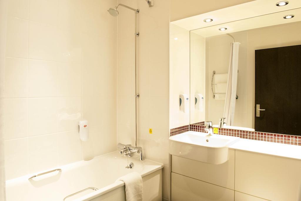 Premier Inn Woking Town Centre Camera foto