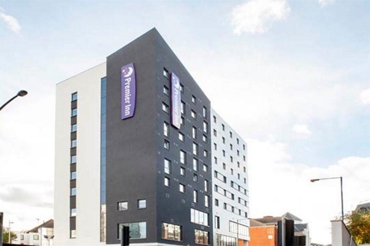 Premier Inn Woking Town Centre Esterno foto