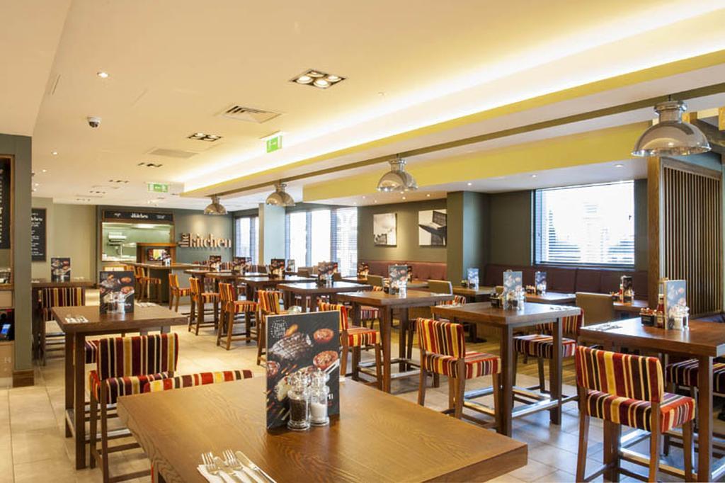 Premier Inn Woking Town Centre Esterno foto