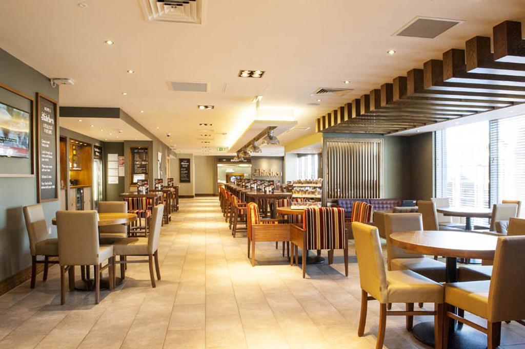Premier Inn Woking Town Centre Esterno foto