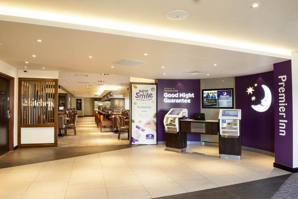 Premier Inn Woking Town Centre Esterno foto