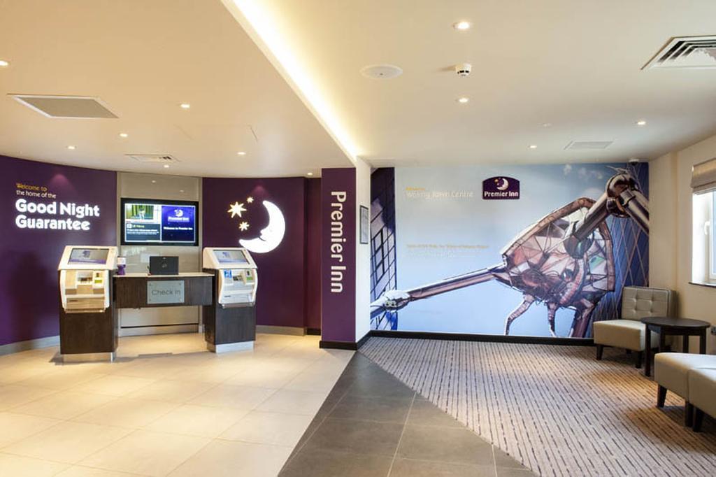 Premier Inn Woking Town Centre Esterno foto