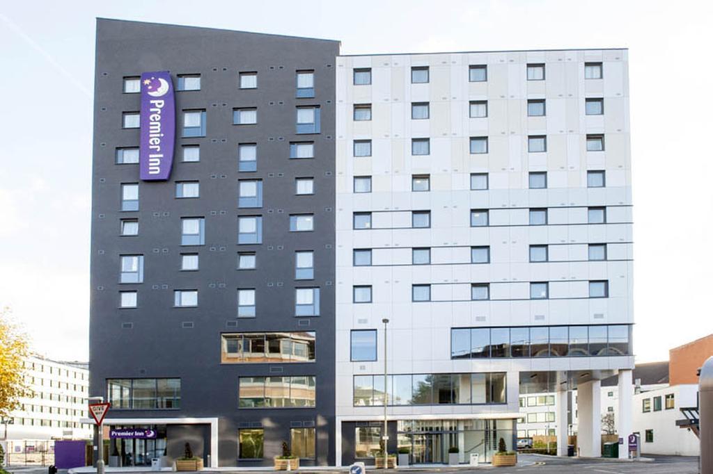 Premier Inn Woking Town Centre Esterno foto