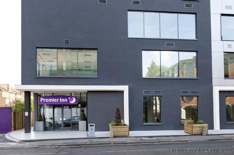 Premier Inn Woking Town Centre Esterno foto
