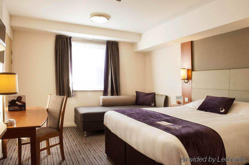 Premier Inn Woking Town Centre Esterno foto