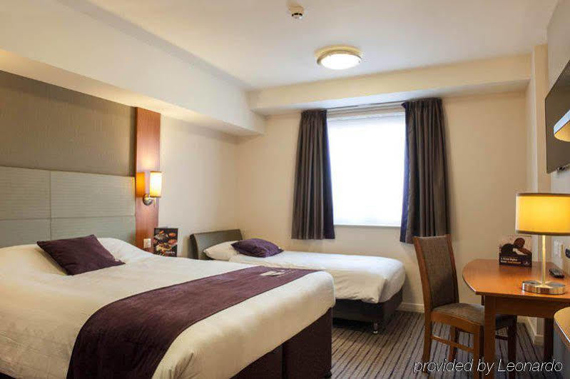 Premier Inn Woking Town Centre Esterno foto