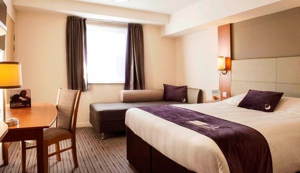 Premier Inn Woking Town Centre Esterno foto